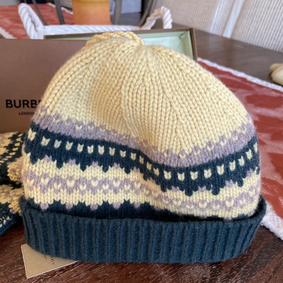 Burberry knit hat and gloves set - Picture 3 of 12